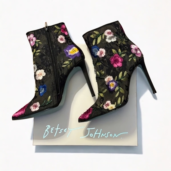 🖤🔹️Betsey Johnson🔹️ ANITA BLACK MULTI FLORAL Bootie - Picture 6 of 6